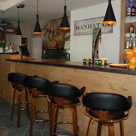 Hotelik Manhatan ราจินโปดลาสกี ภายนอก รูปภาพ