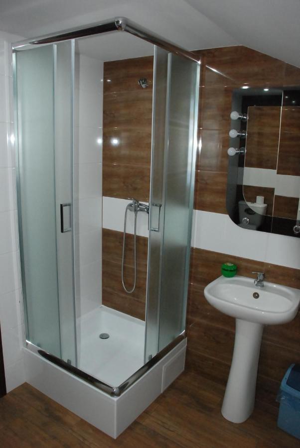Hotelik Manhatan ราจินโปดลาสกี ภายนอก รูปภาพ