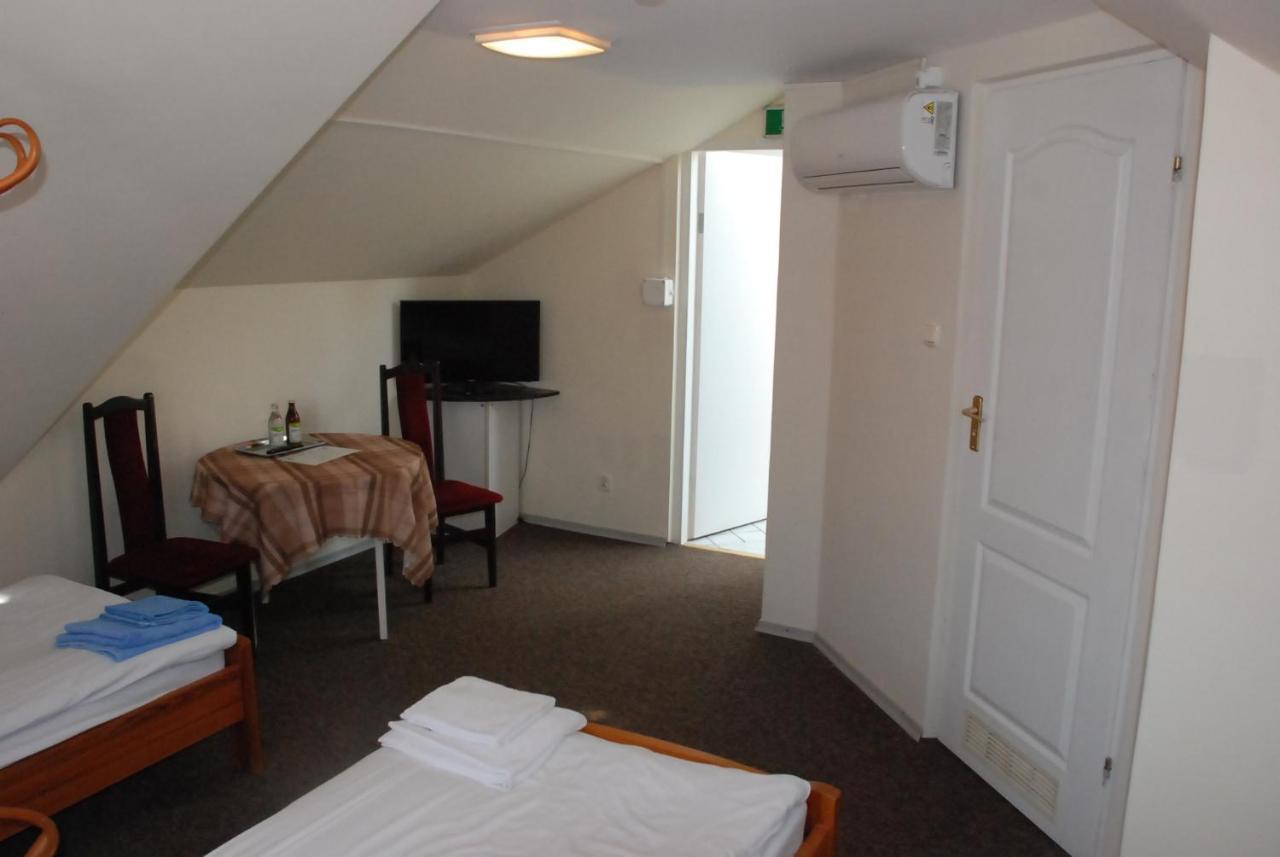 Hotelik Manhatan ราจินโปดลาสกี ภายนอก รูปภาพ