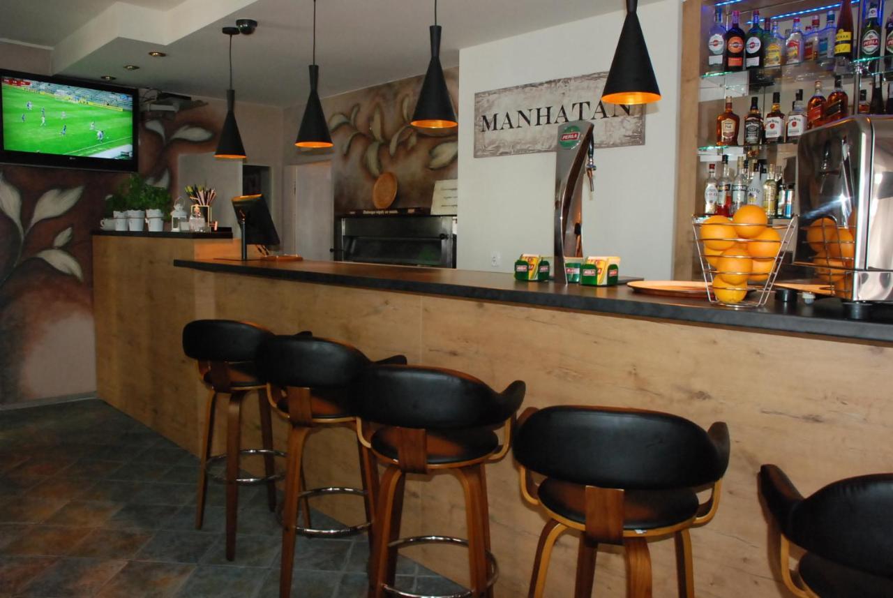 Hotelik Manhatan ราจินโปดลาสกี ภายนอก รูปภาพ